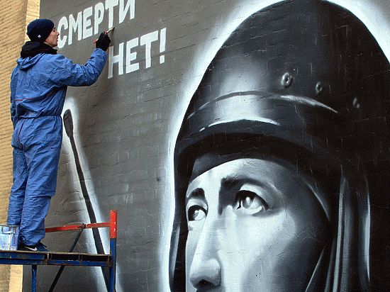 Граффити с изображением знаменитого ополченца Донбасса - первое в серии портретов погибших героев